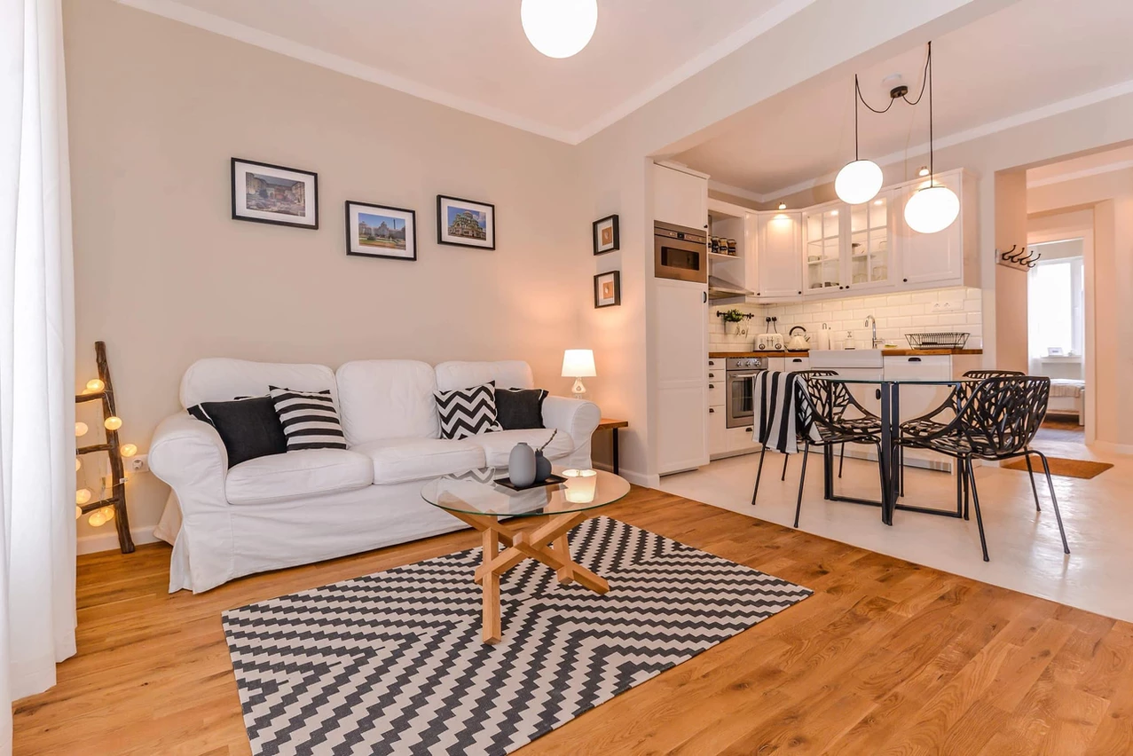 имот с голям черно-бял хол